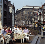 852079 Gezicht op het Stadhuis (Stadhuisbrug) te Utrecht, vanaf het terras op de Kalisbrug aan de Vismarkt.